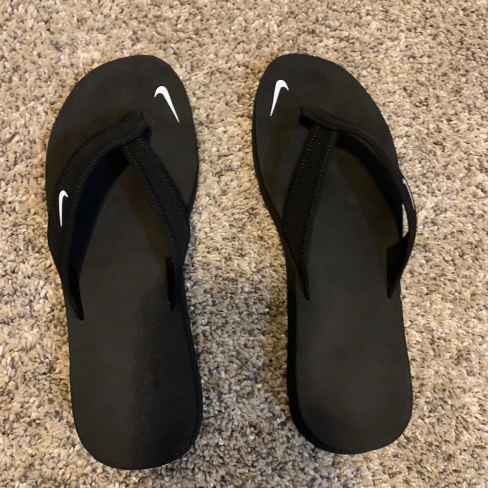 Black Nike flip flop